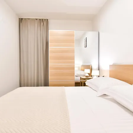 Family Litus - Free Garage Parking Apartman Split